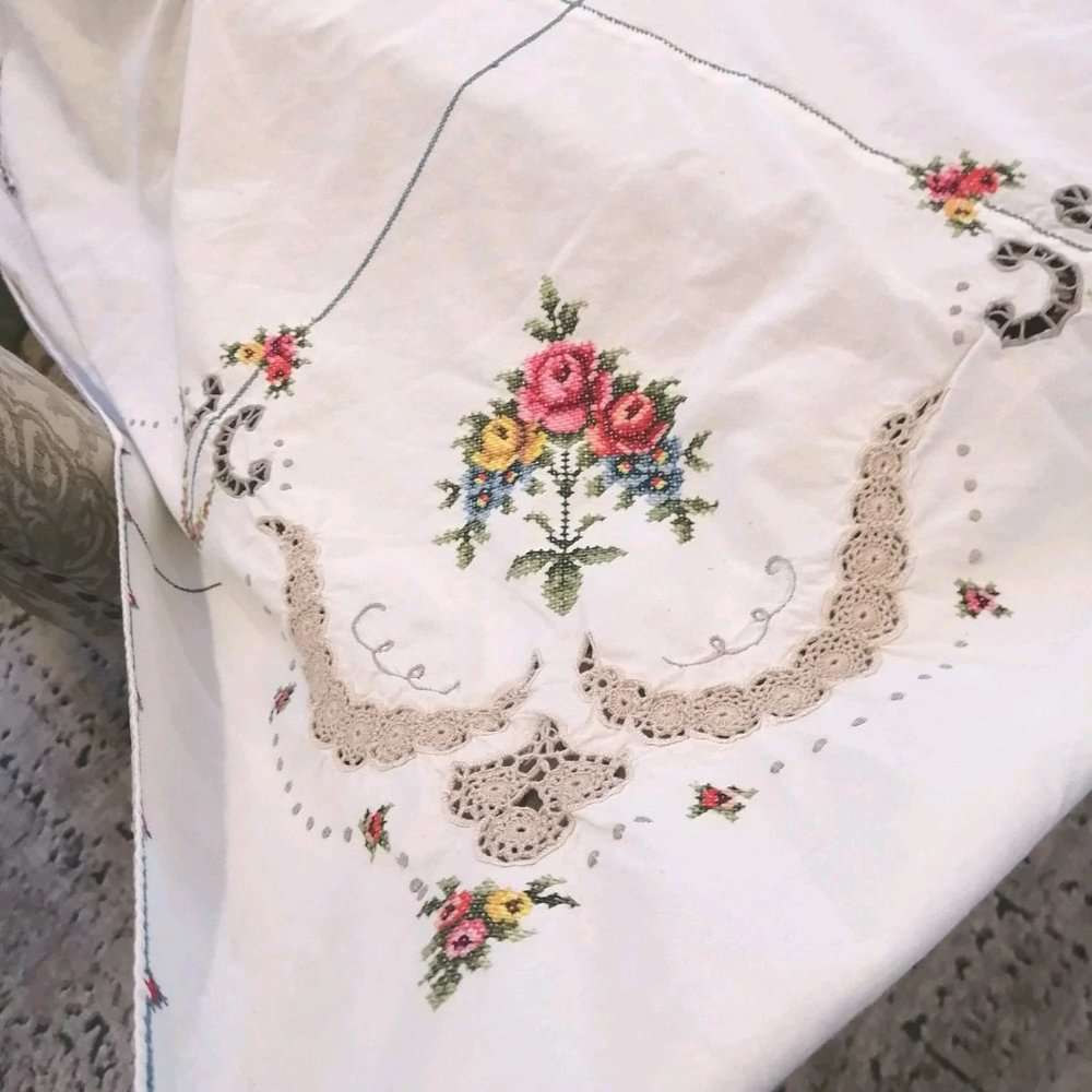 VTG Embroidered Floral Cross Stitch Crochet Tablecloth Hand Stitched Cut Work